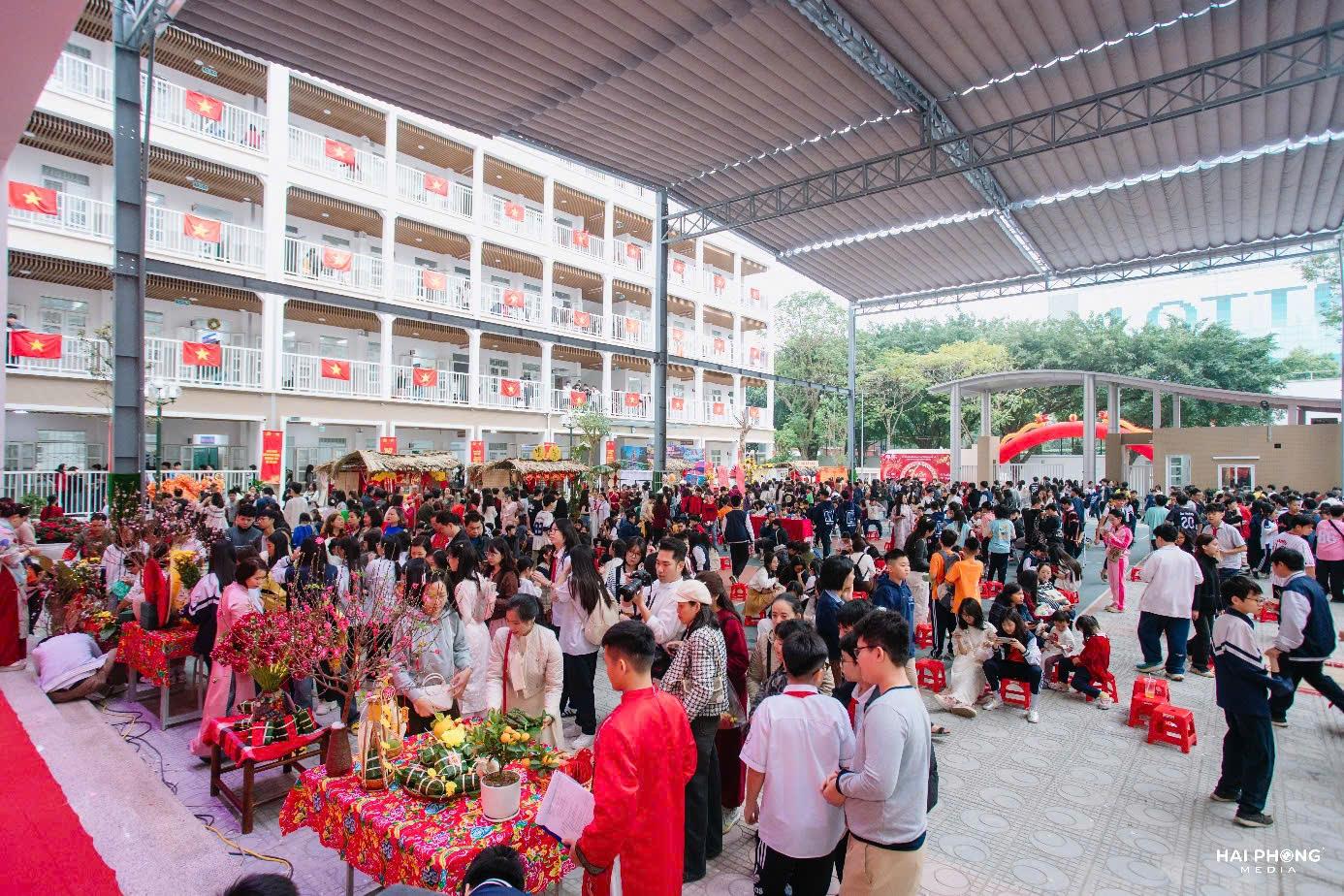 Kỷ niệm bán hàng của lớp 9C trong ngày hội văn hóa dân gian