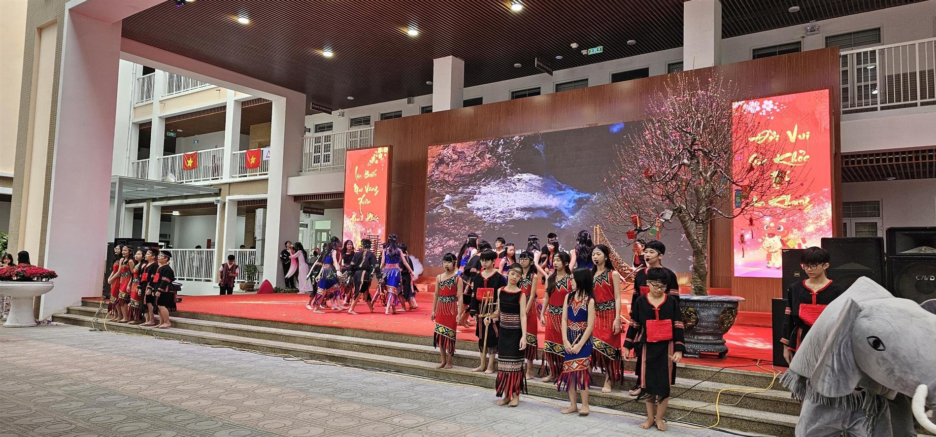 Âm vang tiếng hát ngày hội trường