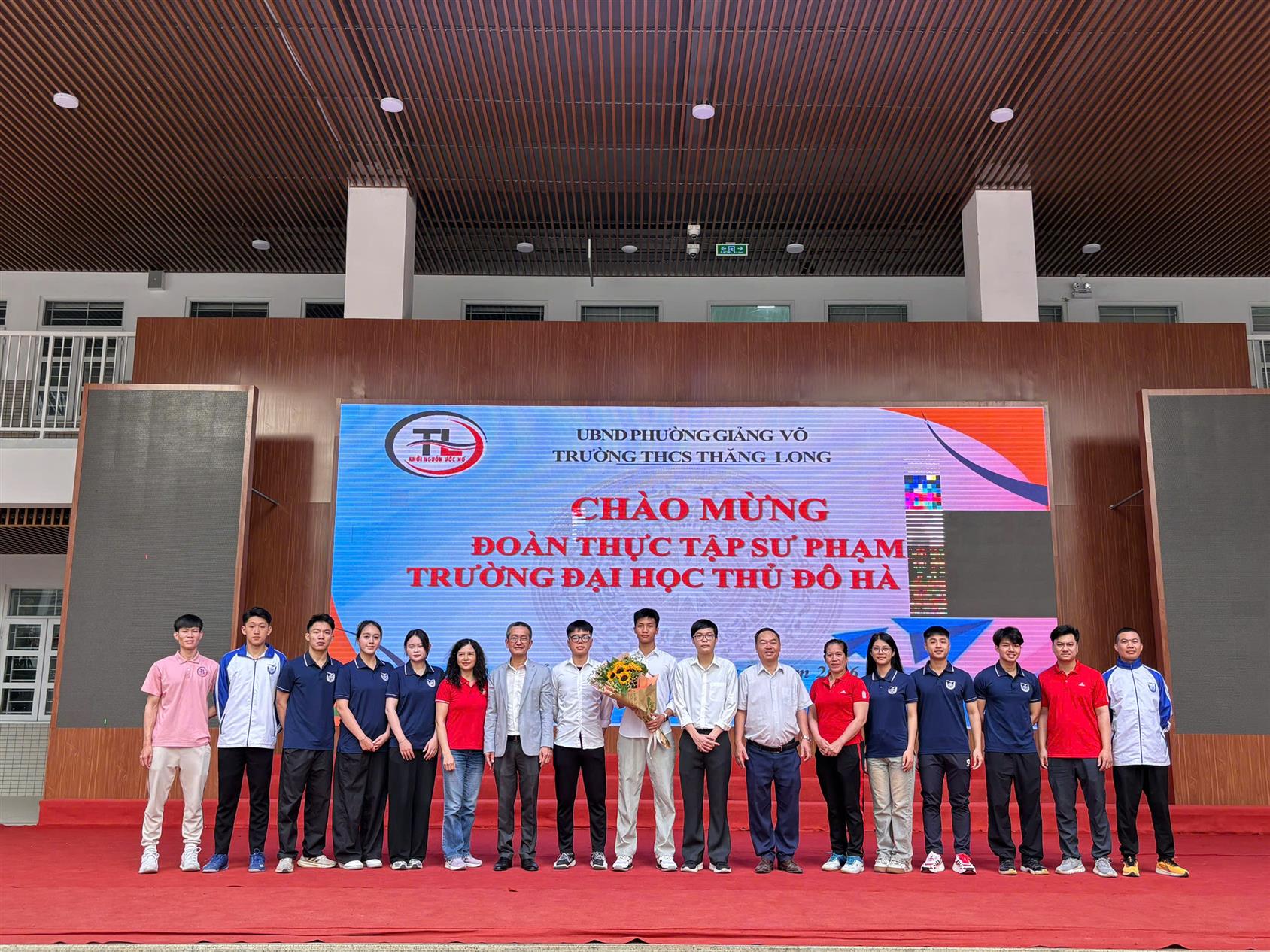 Lễ ra mắt của đoàn giáo sinh thực tập sư phạm trường Đại học Thủ đô Hà Nội