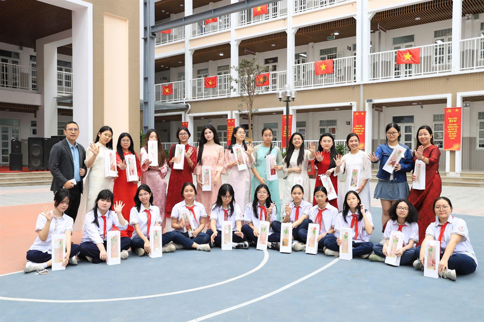 Lớp 8D tổ chức hoạt động ý nghĩa nhân ngày Quốc tế Phụ nữ 8/3