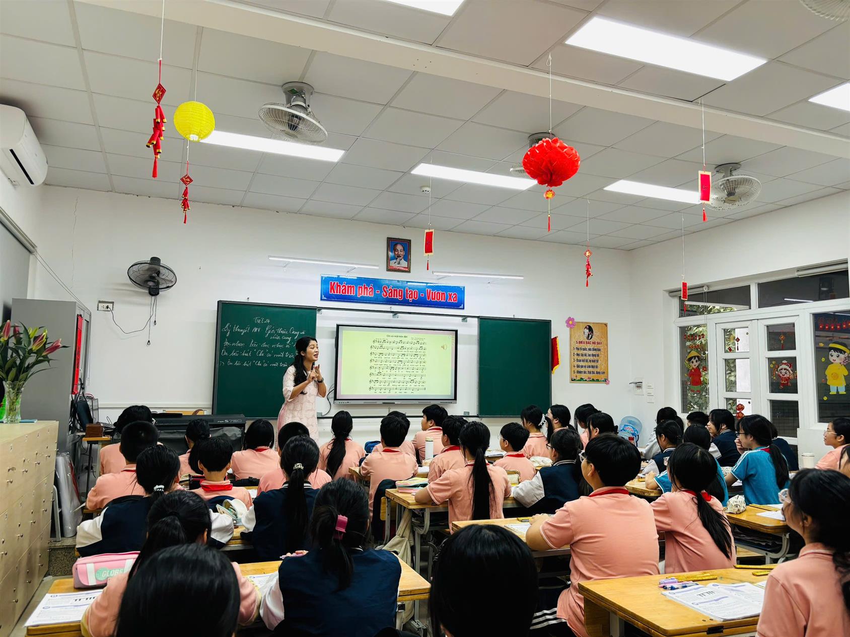 Tổ Văn - Thể - Mỹ trường THCS Thăng Long tổ chức tiết dạy chuyên đề môn âm nhạc học kỳ II