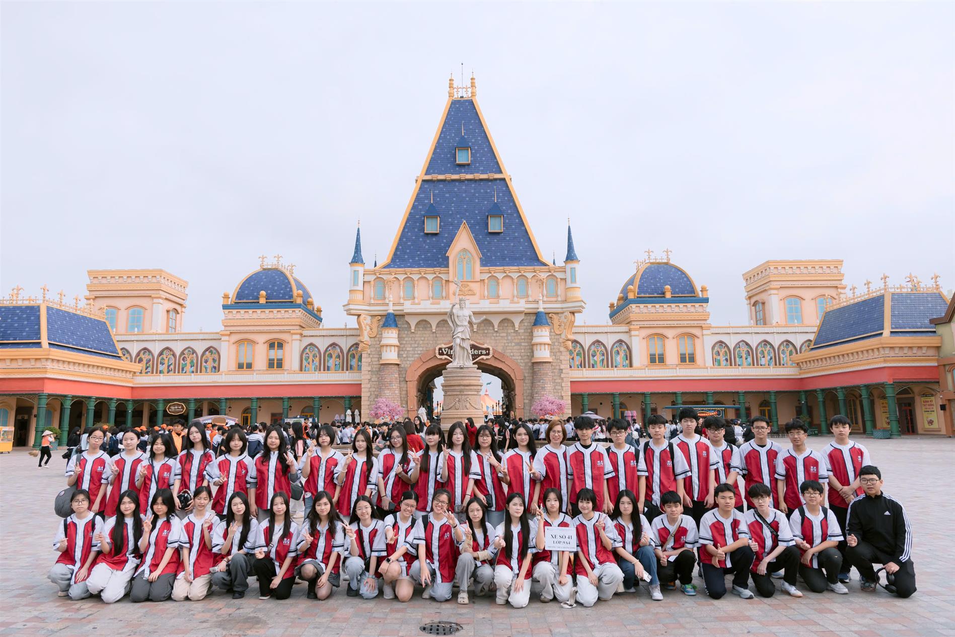 Hoạt động tham quan, trải nghiệm của học sinh trường THCS Thăng Long tại VinWonders Vũ Yên