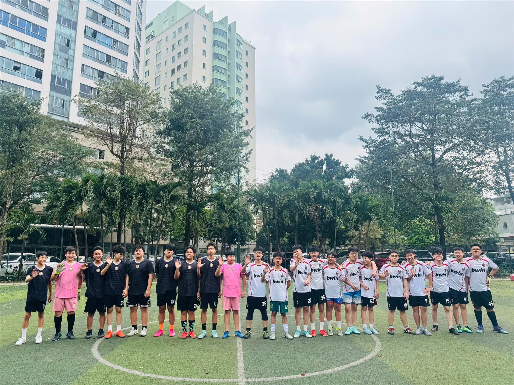 Trận giao hữu bóng đá giữa 8D và 8A2 hướng tới kỉ niệm ngày thành lập Đoàn