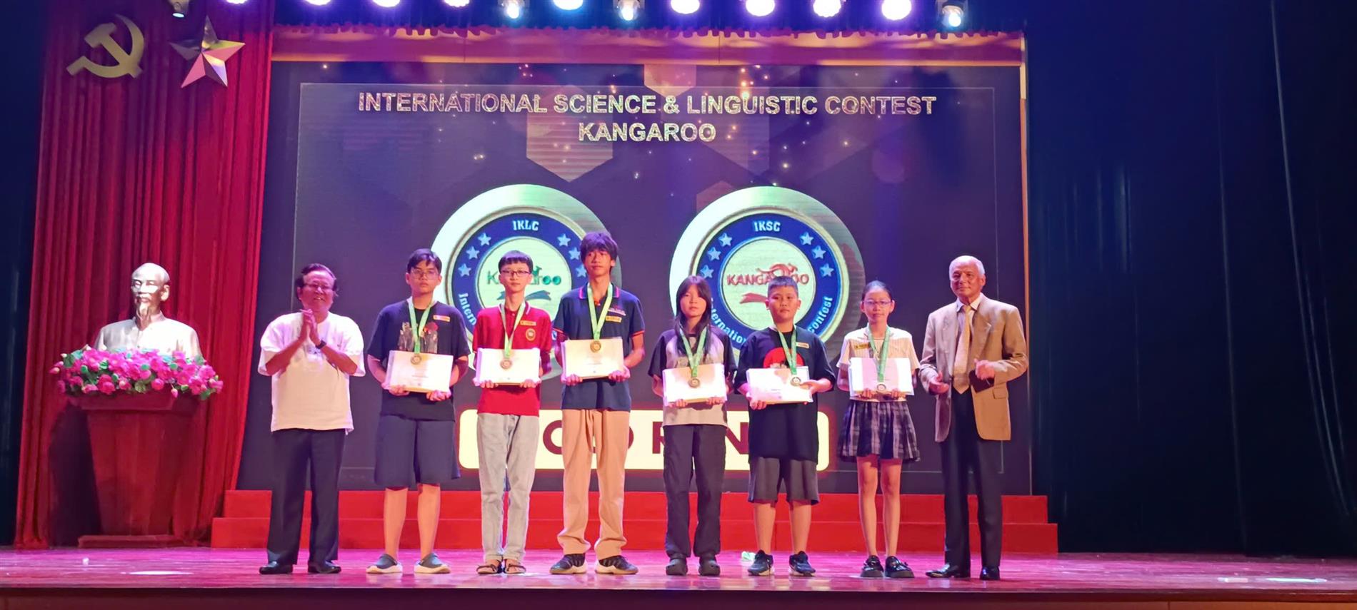 Câu chuyện về những tấm huy chương của con Trần Tuấn Minh lớp 8D và lòng biết ơn thầy cô dưới mái trường Thăng Long