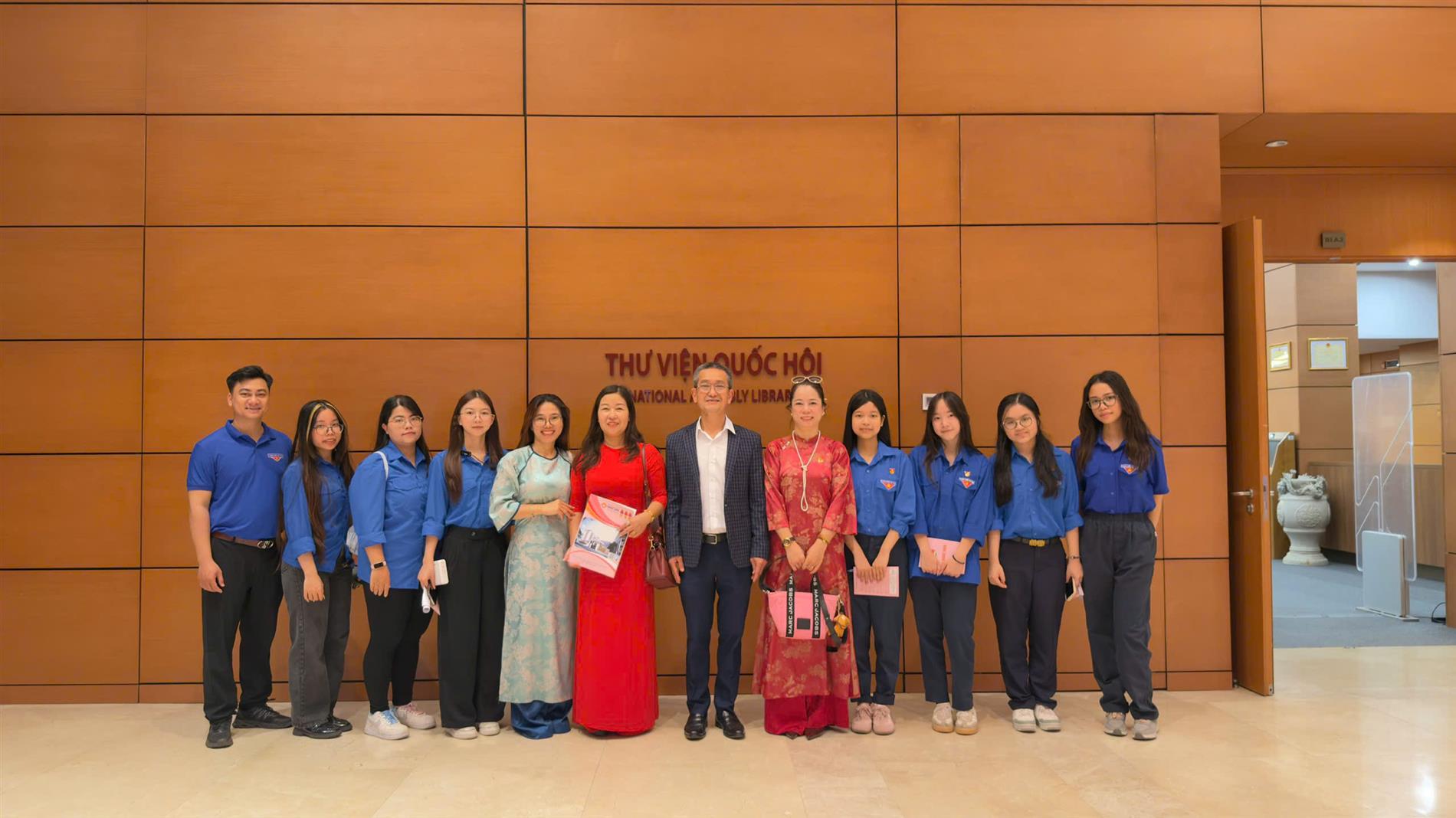 Dưới sắc xanh kiêu hãnh: lời hứa của tuổi trẻ Thăng Long