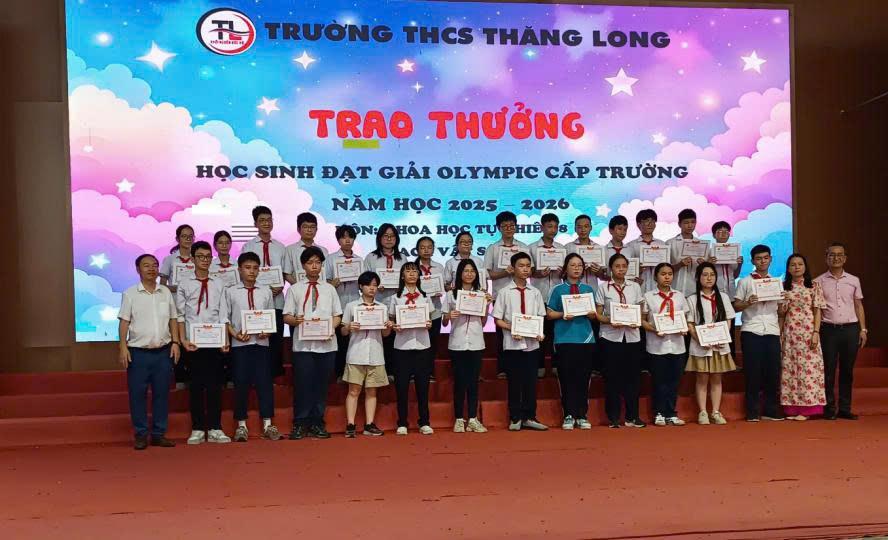 Hành trình nỗ lực của 8A2 – Tự hào nhận giấy khen của nhà trường