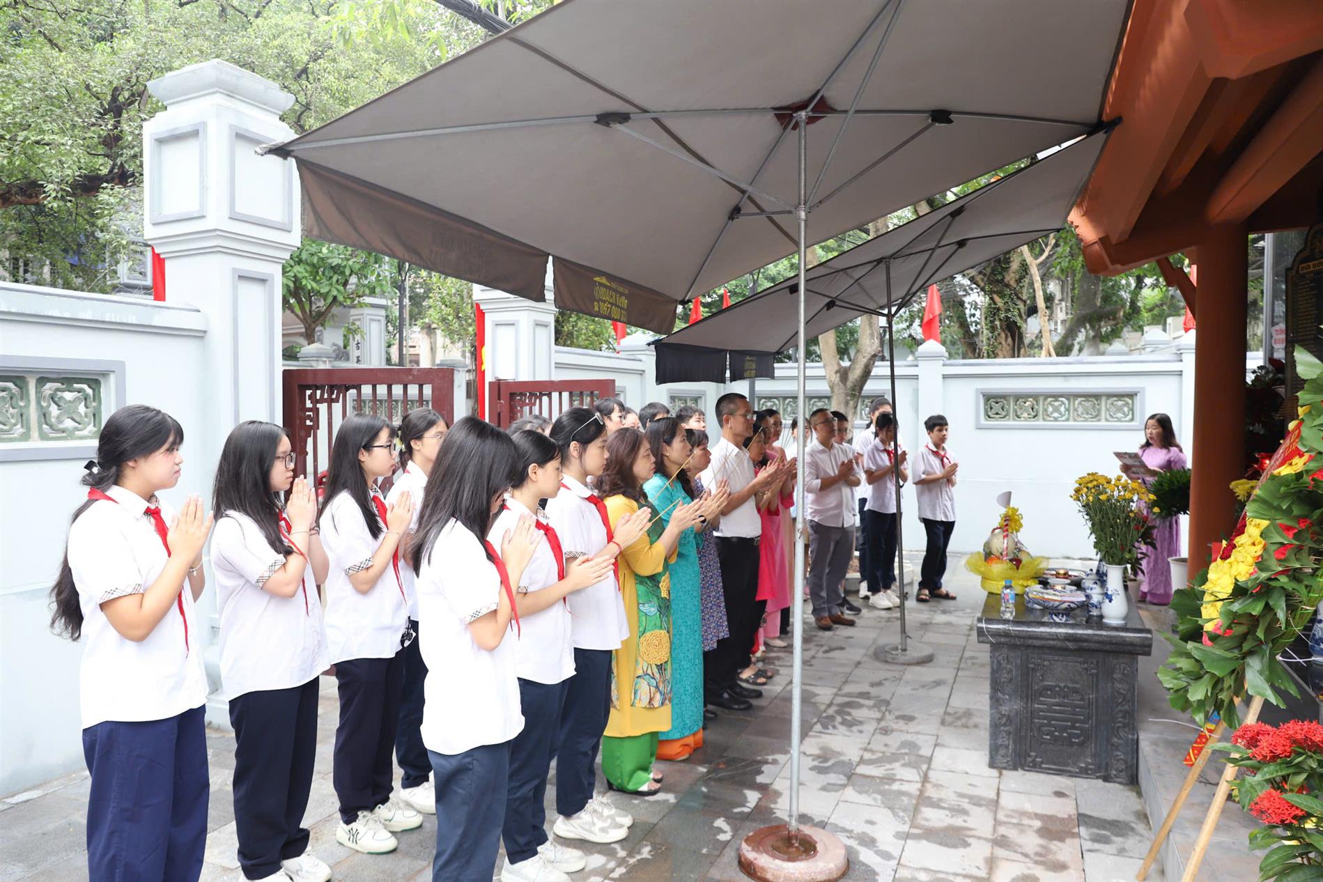 Thầy trò Trường THCS Thăng Long dâng hương tại Đài tưởng niệm các anh hùng liệt sĩ - Hành trình tri ân, gieo mầm lòng yêu nước.