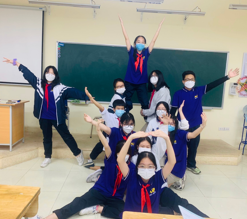 A group of people posing for a photoDescription automatically generated with medium confidence