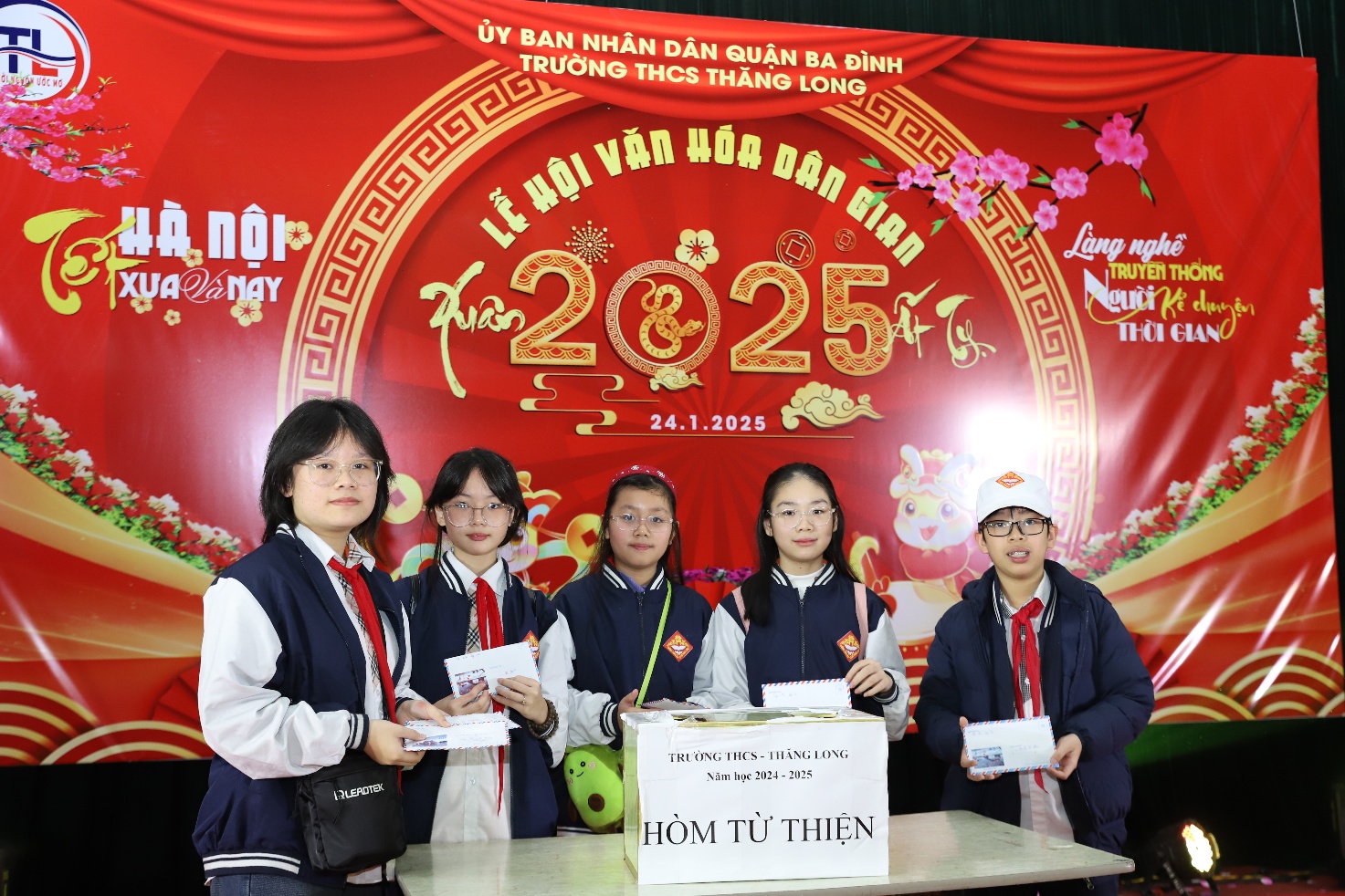 A group of people standing in front of a bannerAI-generated content may be incorrect.
