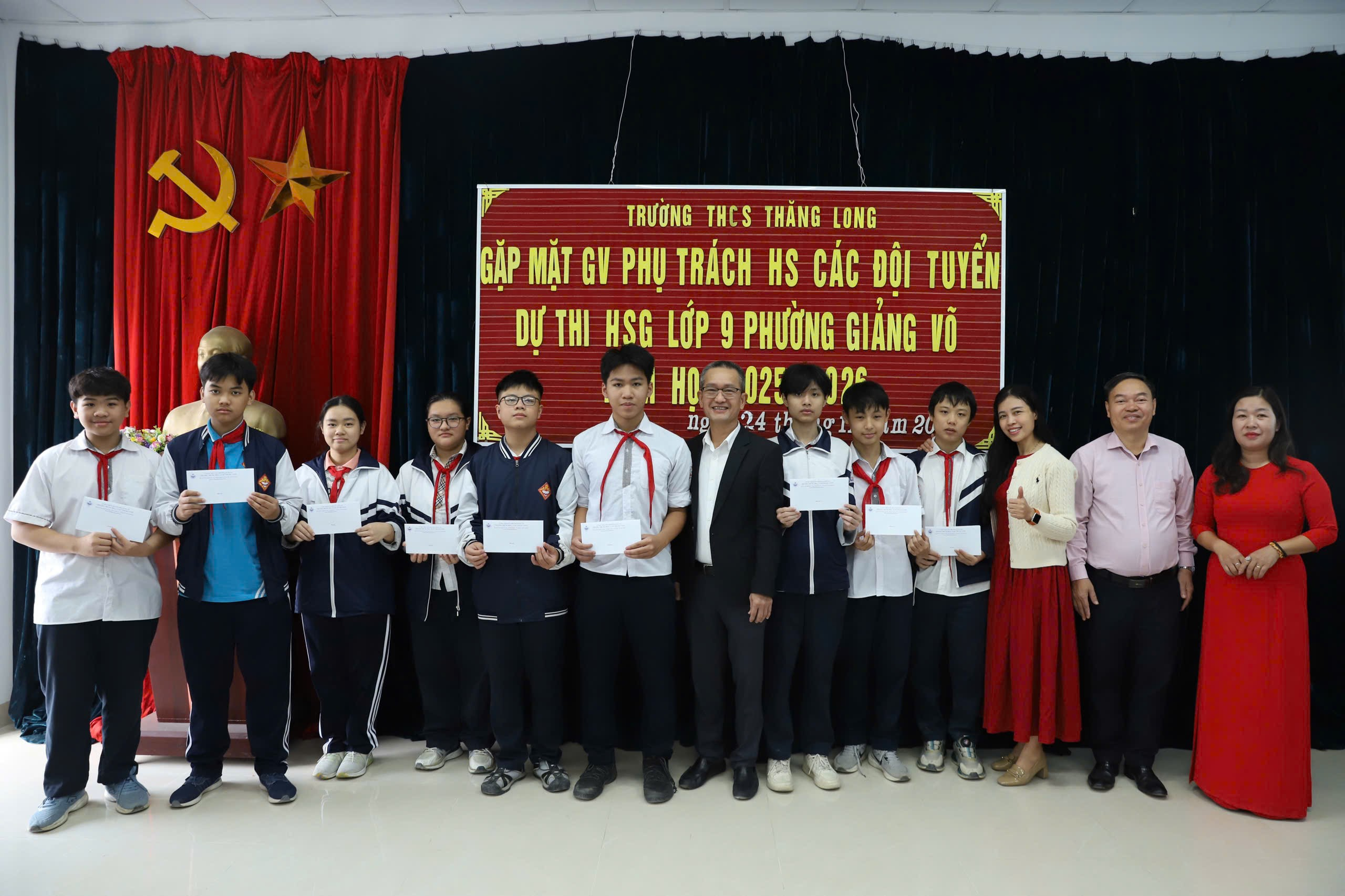 A group of people holding certificatesAI-generated content may be incorrect.