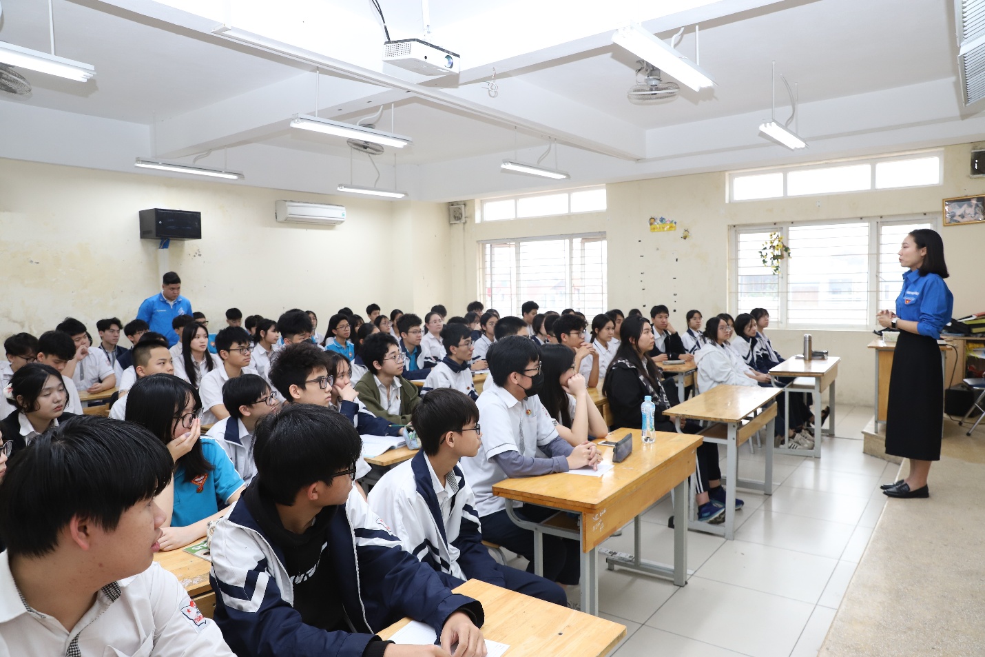 A group of people sitting in a classroomAI-generated content may be incorrect.