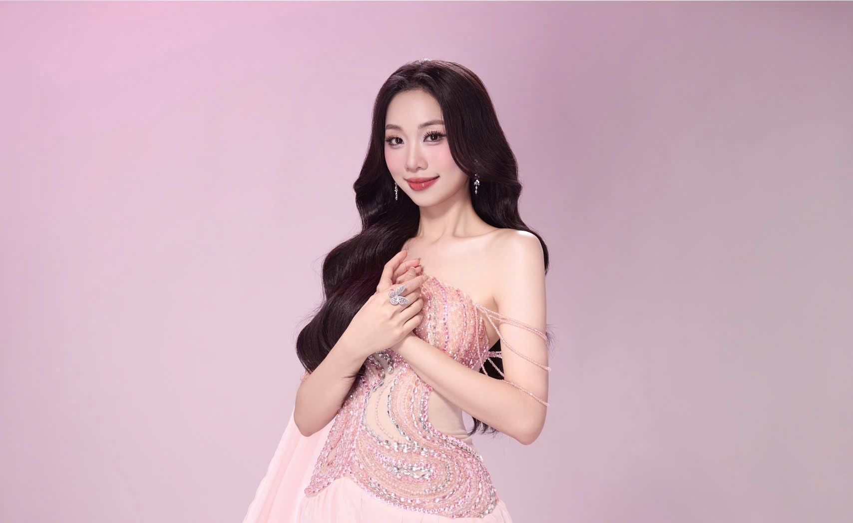 A person in a pink dressAI-generated content may be incorrect.