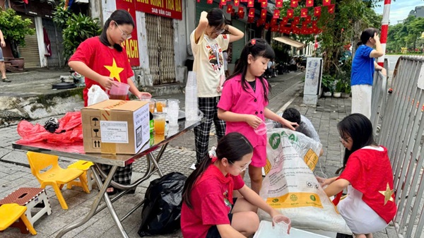 Cùng mua nguyên liệu và tự làm những cốc trà yêu thương. Ảnh: Minh Hạnh