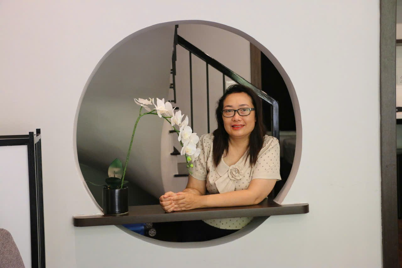 A person sitting at a window

AI-generated content may be incorrect.