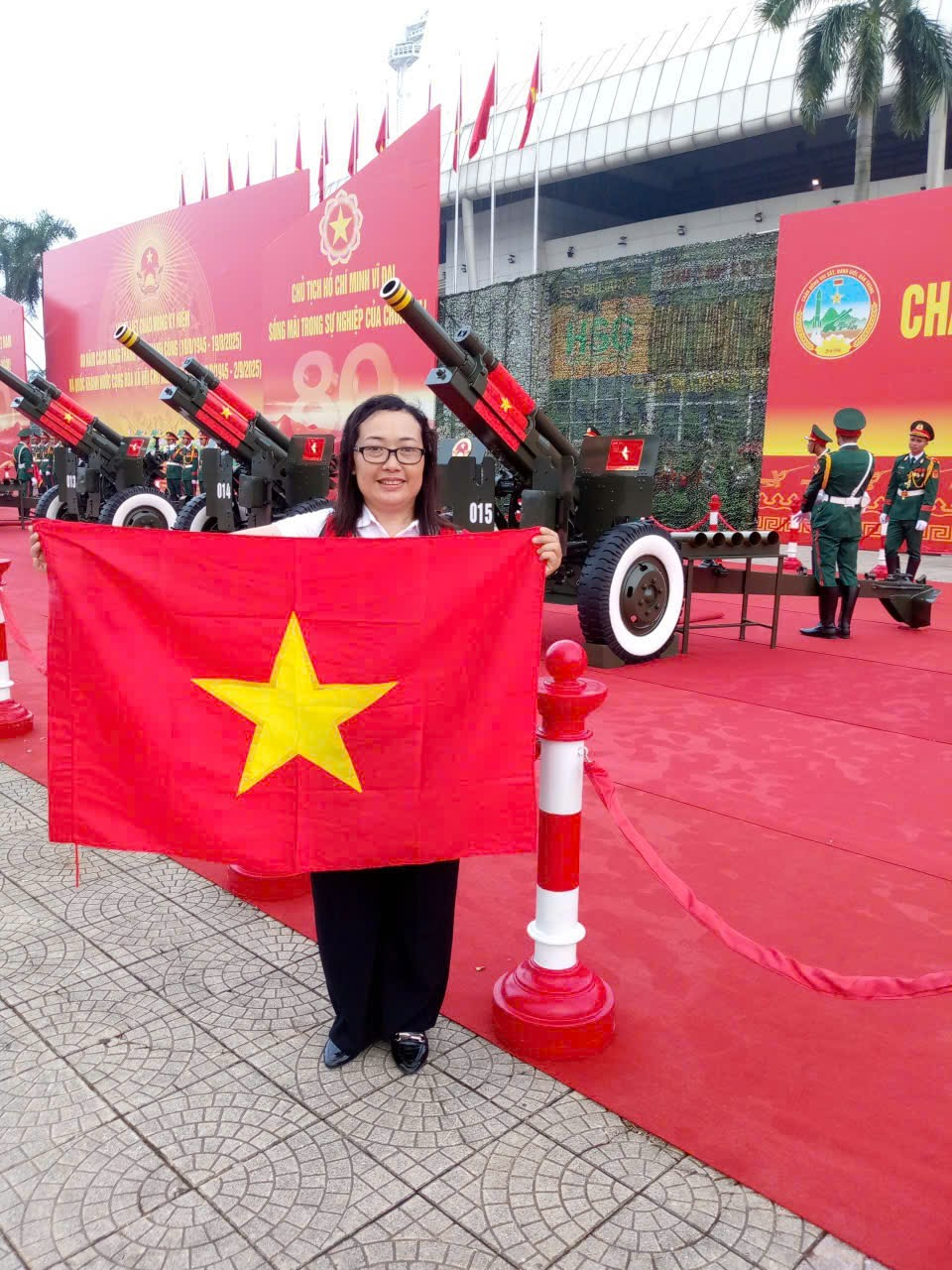 A person holding a flag

AI-generated content may be incorrect.