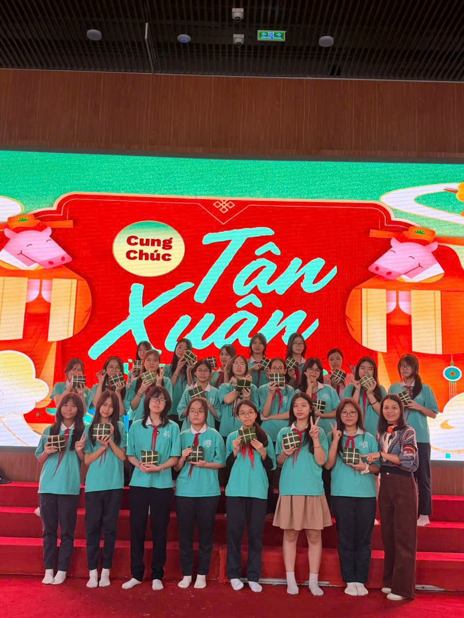 A group of people posing for a photo

AI-generated content may be incorrect.