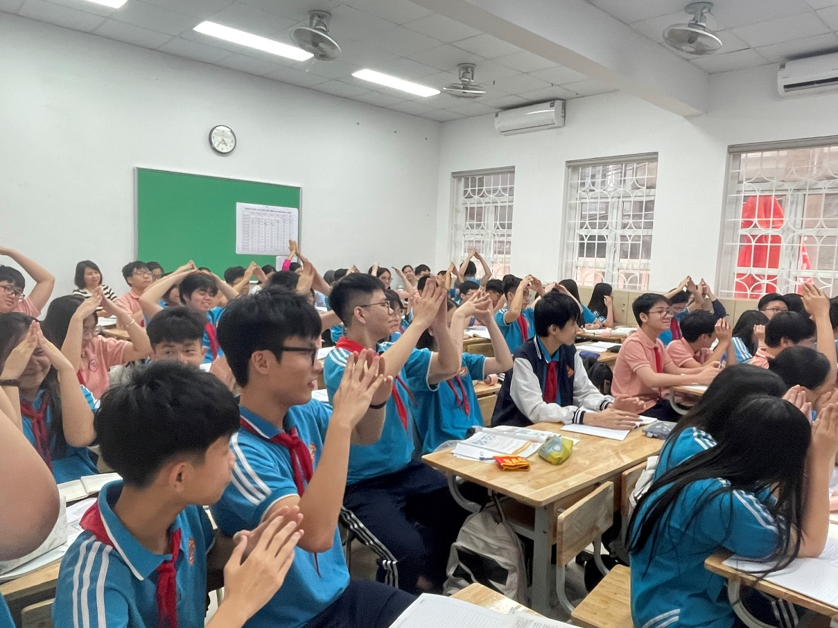 Ảnh có chứa trang phục, người, trong nhà, phụ nữ

Nội dung do AI tạo ra có thể không chính xác.