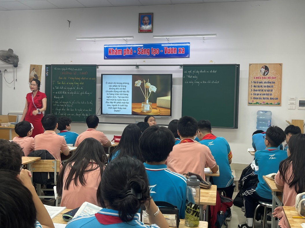 Ảnh có chứa trang phục, người, văn bản, bàn

Nội dung do AI tạo ra có thể không chính xác.