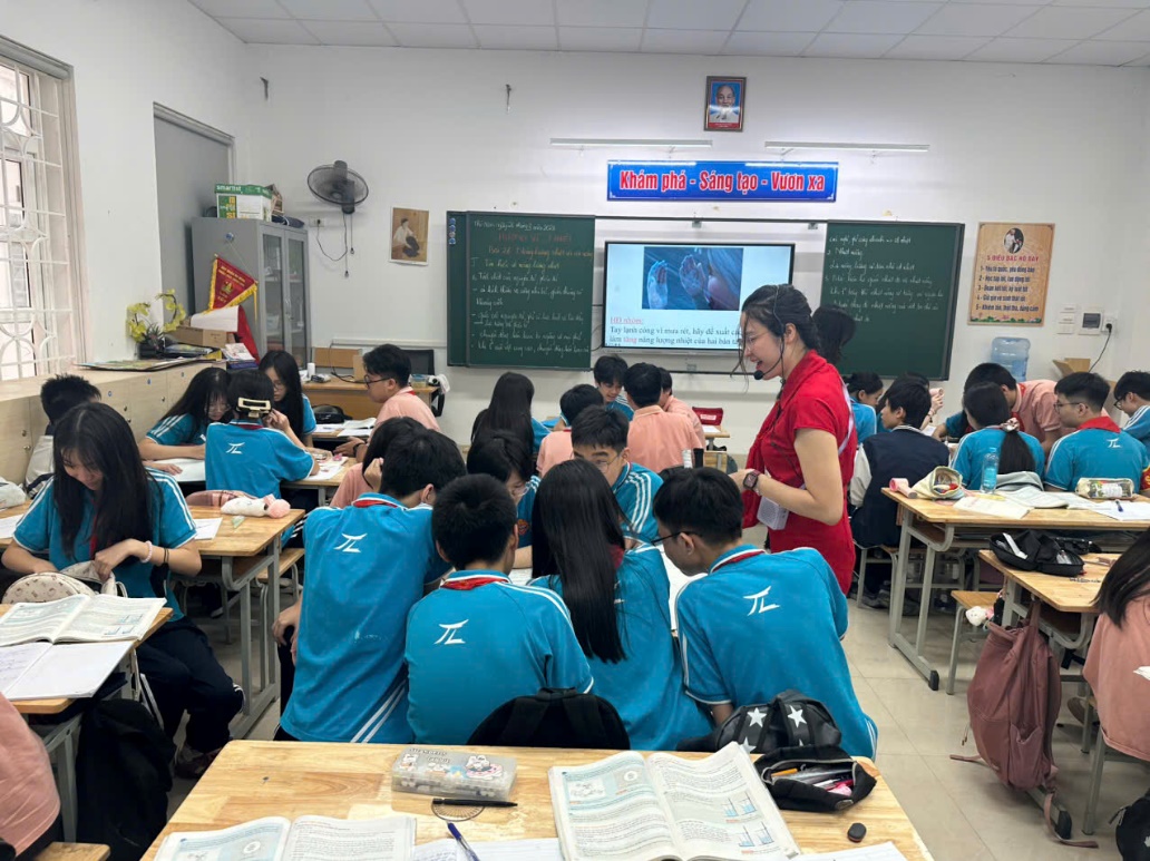 Ảnh có chứa trang phục, người, trong nhà, bàn

Nội dung do AI tạo ra có thể không chính xác.