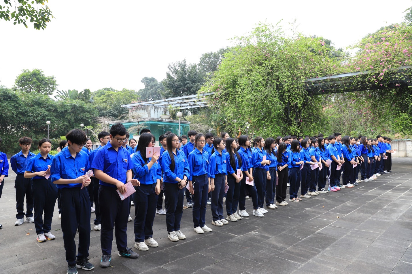 Có thể là hình ảnh về một hoặc nhiều người và văn bản