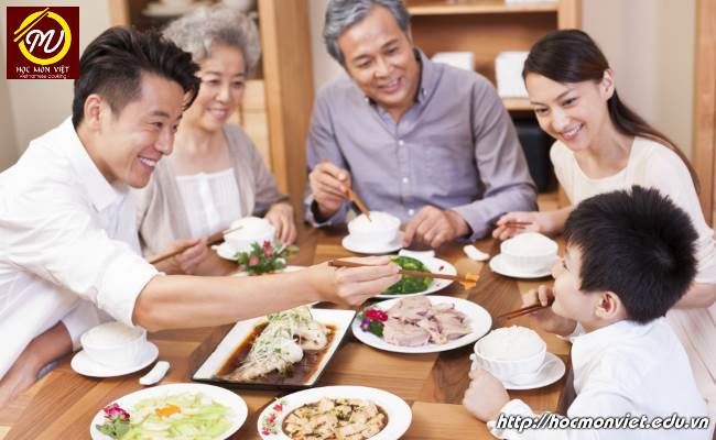 bua-com-gia-dinh-viet-nam-tran-day-y-nghia-hoc-mon-viet