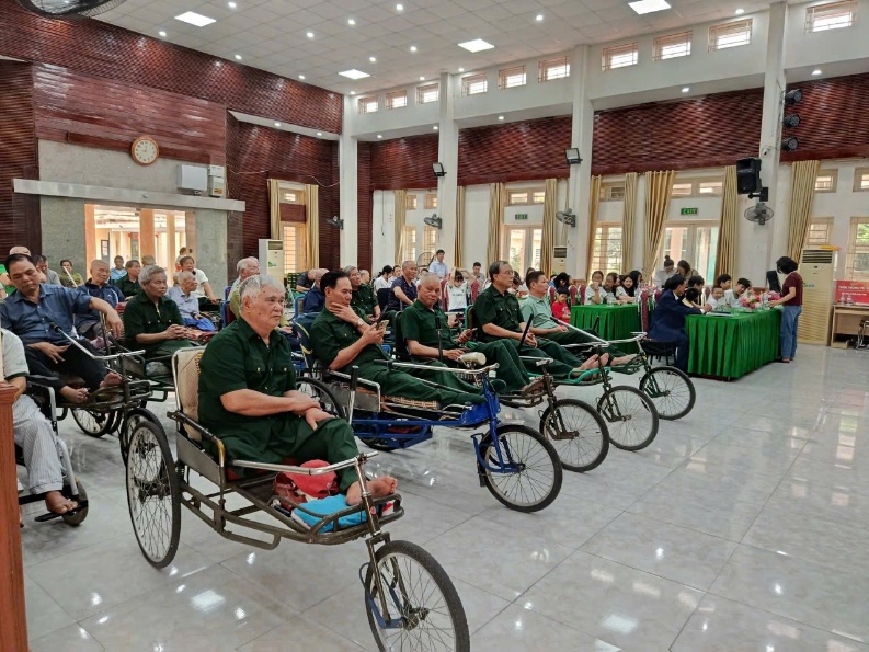 Có thể là hình ảnh về xe đạp và xe scooter