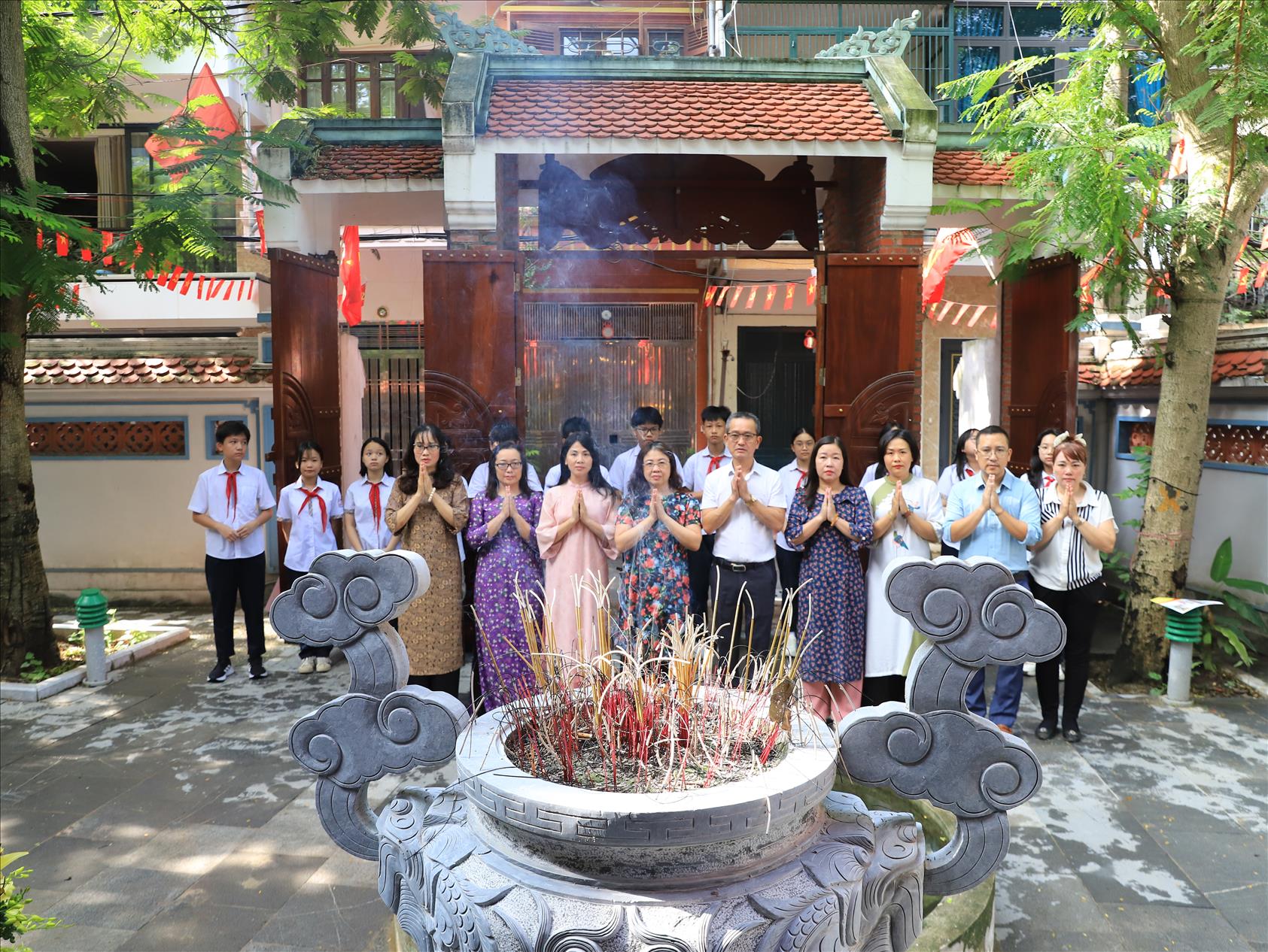 Thầy trò trường THCS Thăng Long dâng hương tưởng niệm các anh hùng liệt sĩ